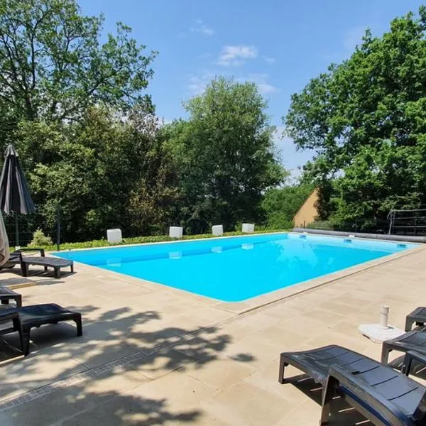 gîte le nieudegat chambre et table d'hôte piscine climatisation proche de Sarlat au coeur de la nature，位于Salignac Eyvigues的酒店