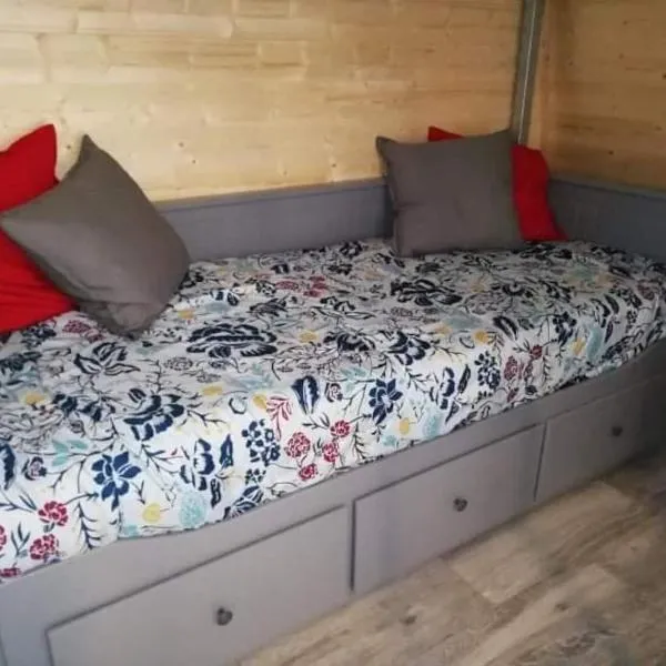 Studio MARMOTTE FONT-ROMEU 4 personnes avec balcon Résidence VAL SOLEIL entièrement rénové en juin 2021 place de PARKING & WIFI gratuit , draps & serviettes de toilettes non inclus, sabanas y toallas no incluidos，位于丰罗默奥代洛维亚的酒店