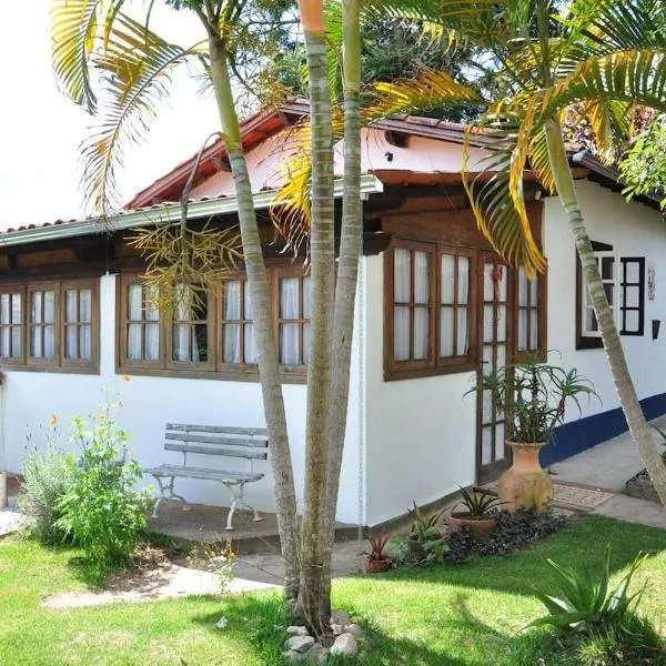 Casa COMPLETA, 2 quartos, Estacionamento GRATUITO, WIFI 300MB, frigobar, microondas, fogão e jardim，位于Lagoa Dourada的酒店