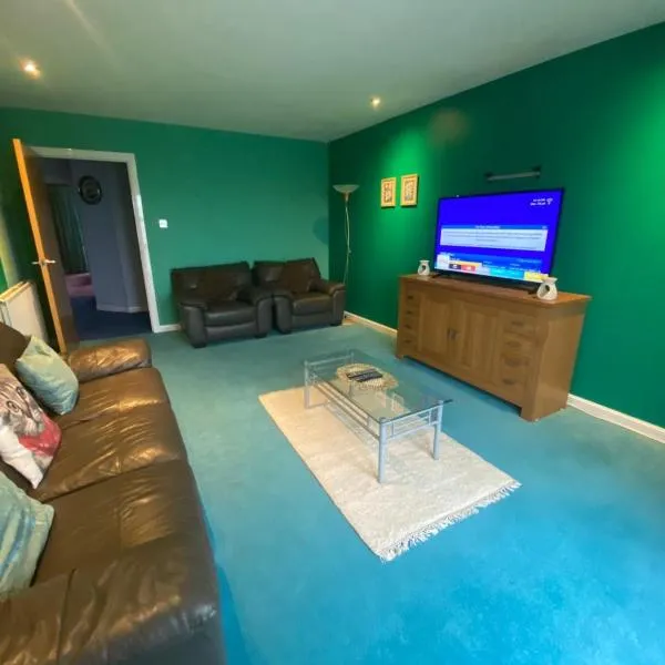 Comfortable, self contained 2 double beds town apartment near Pittodrie Stadium，位于阿伯丁的酒店