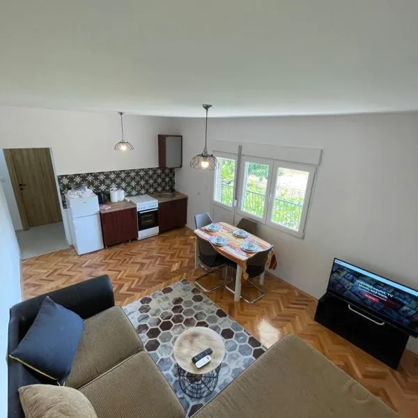 Entire 1-bedroom apartment with free parking，位于波德戈里察的酒店