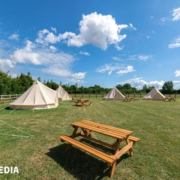 Bell tent glamping at Marwell Resort，位于温彻斯特的酒店