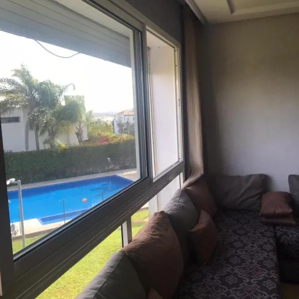 Bel Appartement à PUERTO MARINA-DAR BOUAZZA avec piscines et jardins，位于Dar Mouddene的酒店