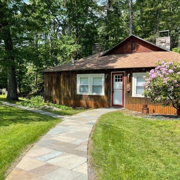 Peaceful Getaway Cottage on grounds of historic mid-century gem，位于Northborough的酒店