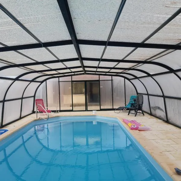maison a la campagne avec piscine，位于Sornac的酒店