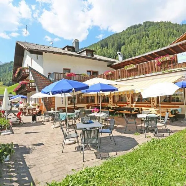 Gasthof Albergo Neuwirt，位于San Giacomo Val di Vizze的酒店