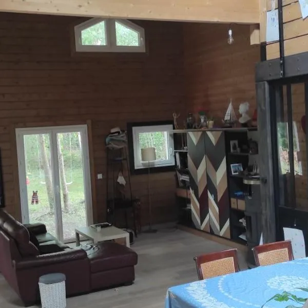 Suite parentale dans maison en bois calme - frigo, vue jardin，位于卡尔康的酒店
