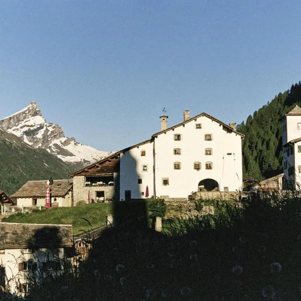 Hotel Weiss Kreuz，位于Medels im Rheinwald的酒店