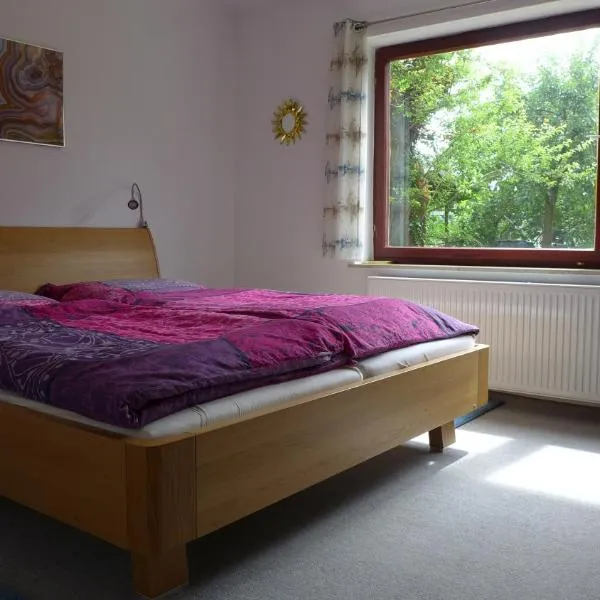 Gemütliches Zimmer mit Doppelbett und Tischtennisraum，位于Markt Erlbach的酒店