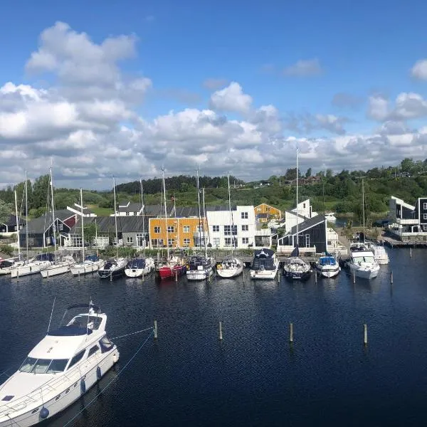 Hyggelig sommerhus Øer Maritime ferieby Ebeltoft，位于克内贝尔的酒店