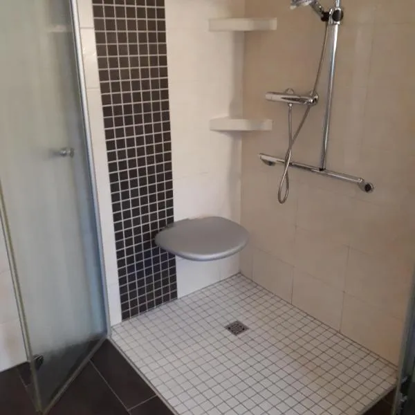 Top EG Rollstuhlwohnung 80qm zum Frühjahr- und Sommerpreis，位于Utarp的酒店