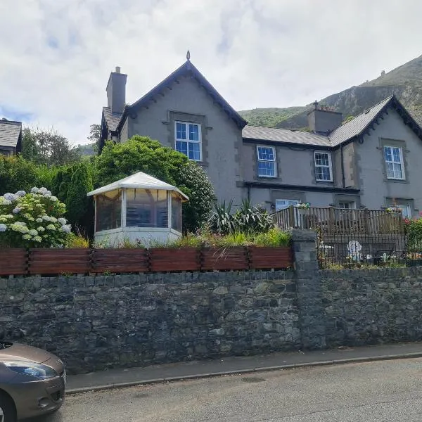 Stunning Sea view Immaculate 4-Bed family House，位于Penmaen-mawr的酒店