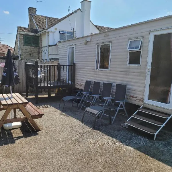 the jackdaw pub SELF CATERING STATIC CARAVAN free breakfast supplied，位于塔德卡斯特的酒店