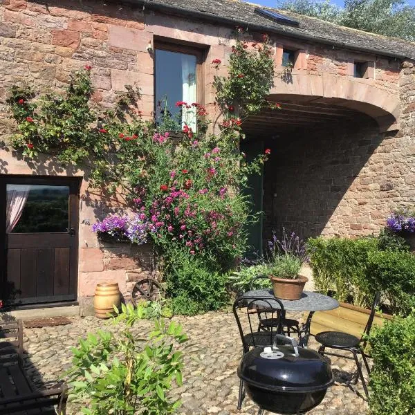 Historic converted byre in courtyard of 16C house，位于Caldbeck的酒店