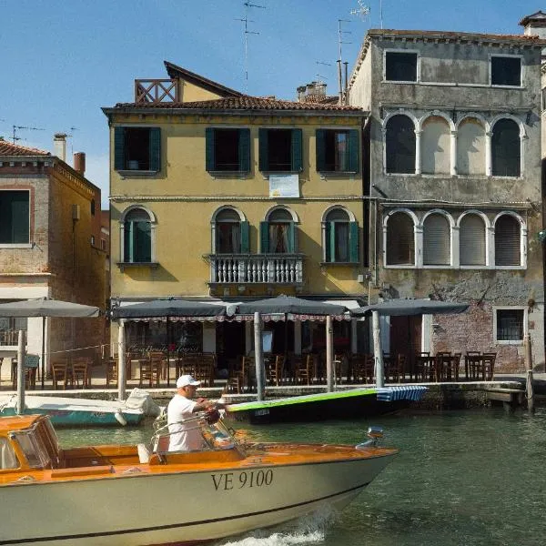 Casa Virginia direct at the canal Cannaregio with own roof terrace，位于威尼斯的酒店