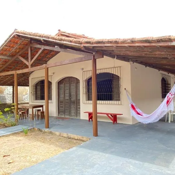 Casa para temporada - Praia de Alcobaça - Bahia - em frente ao Condomínio Gaivotas，位于阿尔科巴萨的酒店