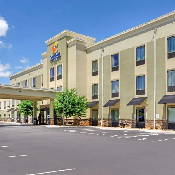 Comfort Inn & Suites Lynchburg Airport - University Area，位于Bedford Springs的酒店