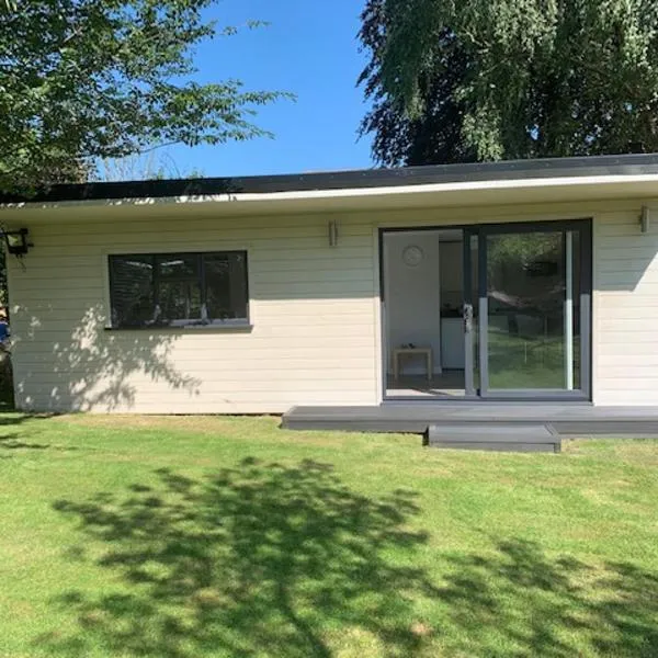 Independent garden studio - sleeps max 3.，位于德比的酒店