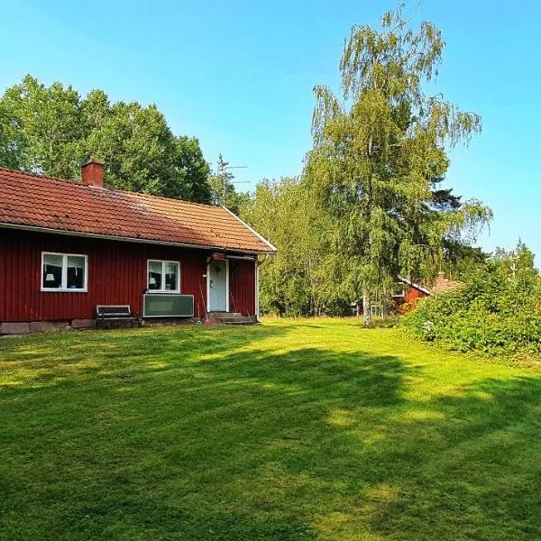 Lidsbergs torp i Ölme från år 1910 Ett eget mysigt torp med kakelugn, lågt i tak, sovrum på loft med snedtak bäddsoffa i v-rum trädgård och gasgrill，位于Storfors的酒店