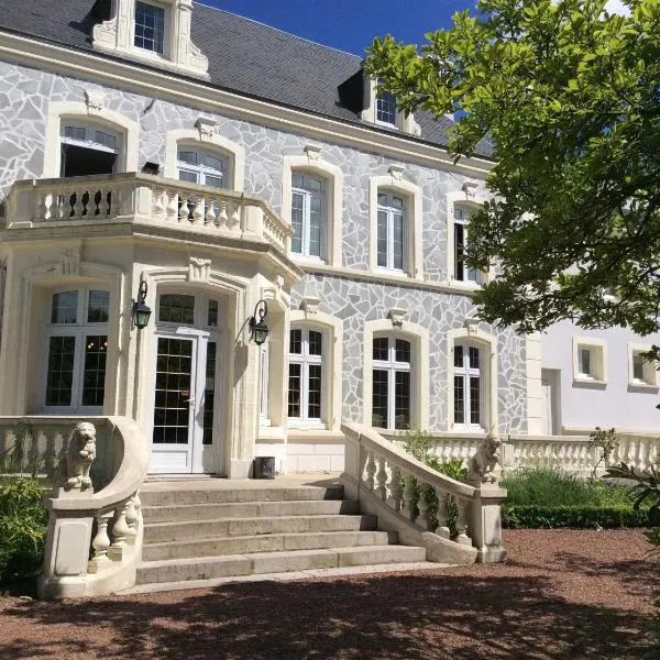 Logis Hôtel & Restaurant - Le Château Des Tourelles，位于Hermelinghen的酒店