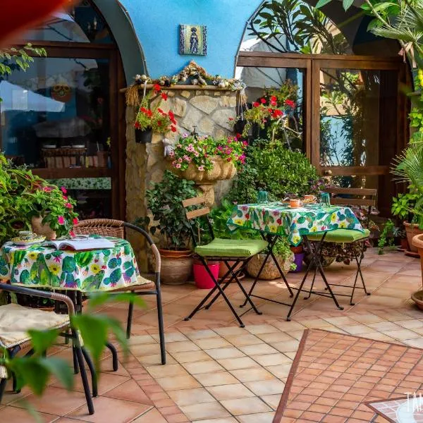 La Finestra sul Cortile B&B，位于夏卡的酒店