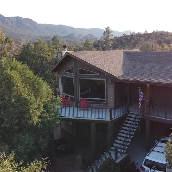 Elkwood Lodge Cabin with Hot Tub in Star Valley!，位于佩森的酒店