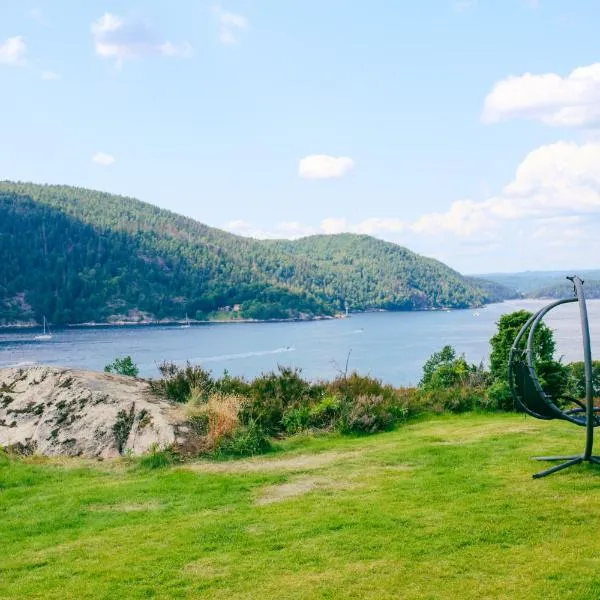 Modern cabin with a panoramic view of the Oslo Fjord，位于Hvitsten的酒店