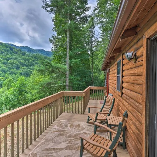Quaint Log Cabin with Views Near West Jefferson，位于Grassy Creek的酒店