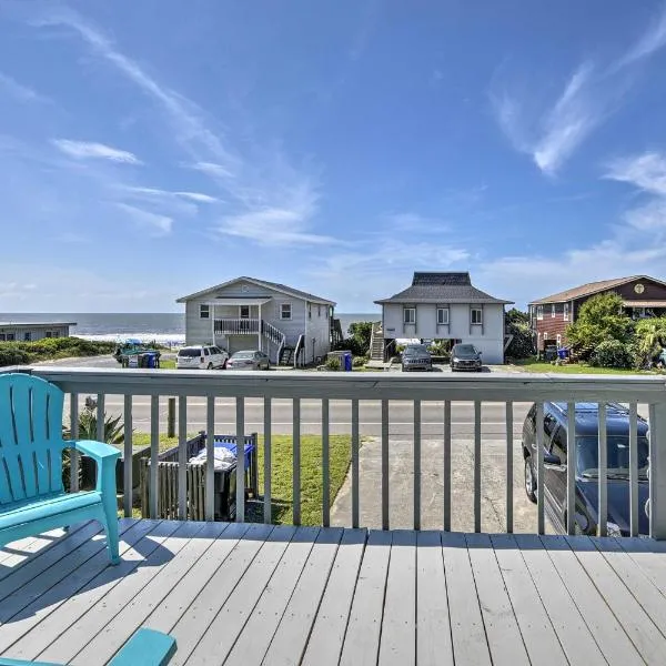 Oak Island Beach Abode with Deck Walk to Shore!，位于橡树岛的酒店