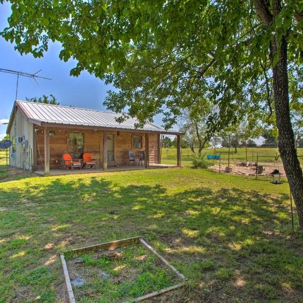 Texas Cabin on 130 Acres Walk to Lake Ray Roberts，位于Collinsville的酒店