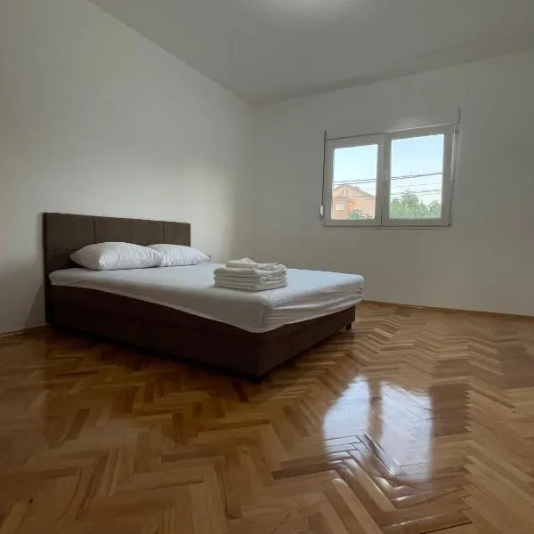 Entire spacious apartment with free parking，位于波德戈里察的酒店
