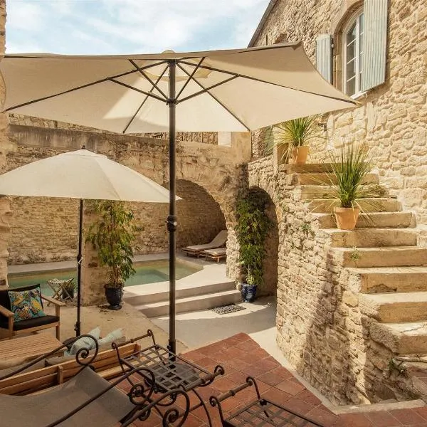 LA FUGUE chambres d' hôtes de charme , DEMEURE HISTORIQUE,PISCINE,JARDIN proche UZES NIMES ALES，位于Brignon的酒店