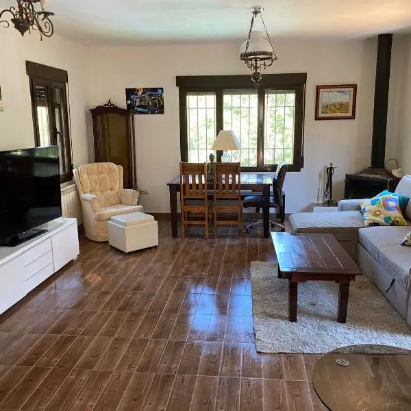 Chalet Dani con parcela privada cerca Puy Du Fou，位于Argés的酒店