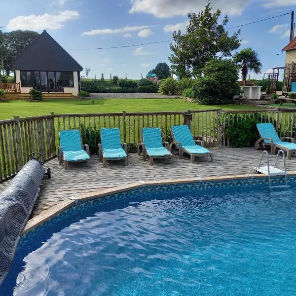 La Gasteboisiere with swimming pool and games room，位于Le Mesnil-Adelée的酒店