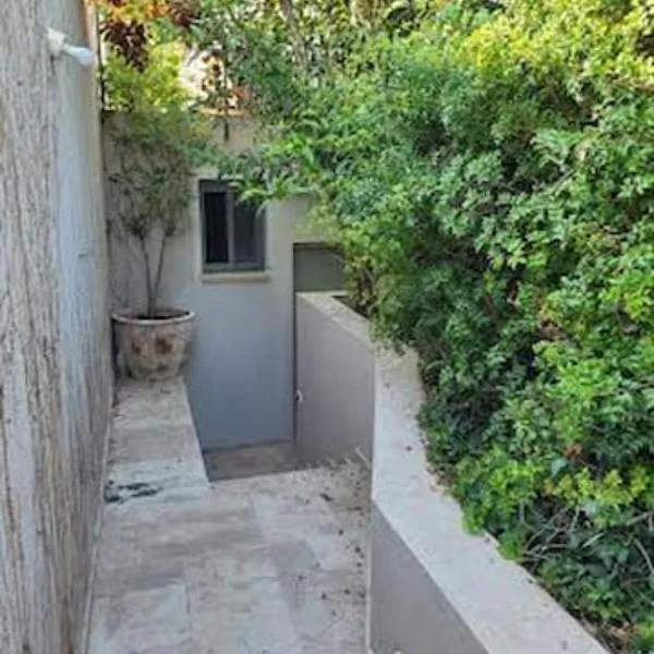 Charming modern country unit for rent，位于Tarum的酒店