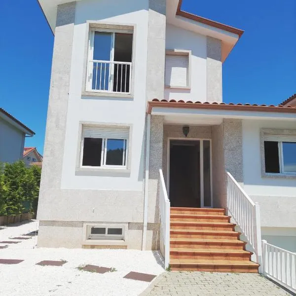 CHALET A SOLO 5 MIN DE OURENSE CIUDAD con jardín y barbacoa，位于奥伦塞的酒店