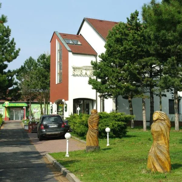 希拉克酒店，位于Obrnice的酒店