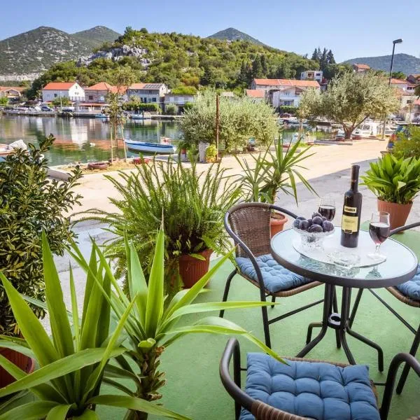 Apartment Đego near Ploce, riverfront, parking，位于Rogotin的酒店