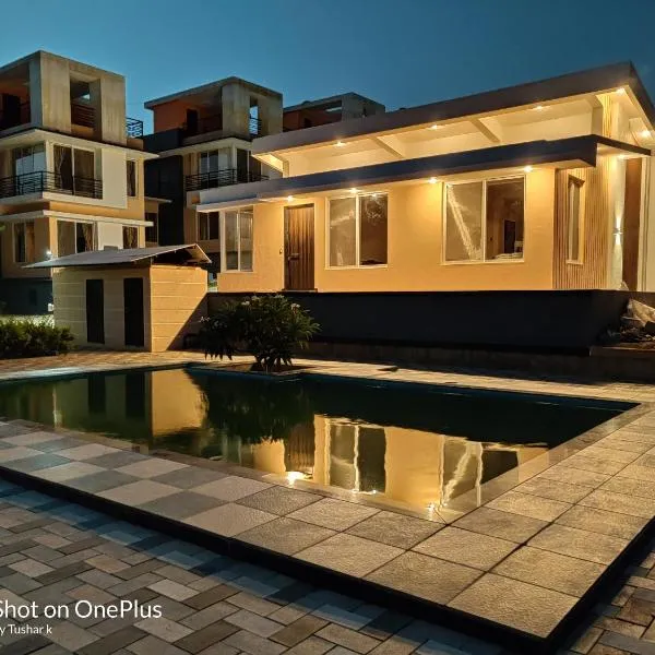 ROYAL MEADOWS IGATPURI 2BHK POOLSIDE VILLA，位于Ghoti Budrukh的酒店