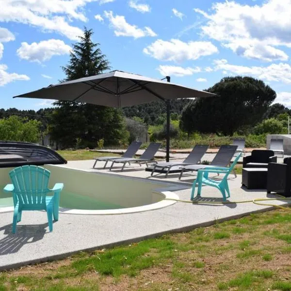 Villa de charme avec piscine couverte et 3000m2，位于Rosières的酒店