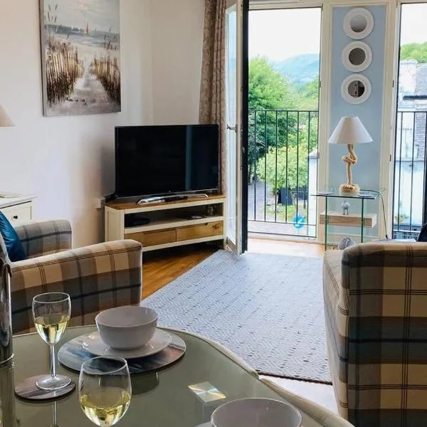 Riverside View Apartment in Balloch, Loch Lomond，位于巴洛赫的酒店