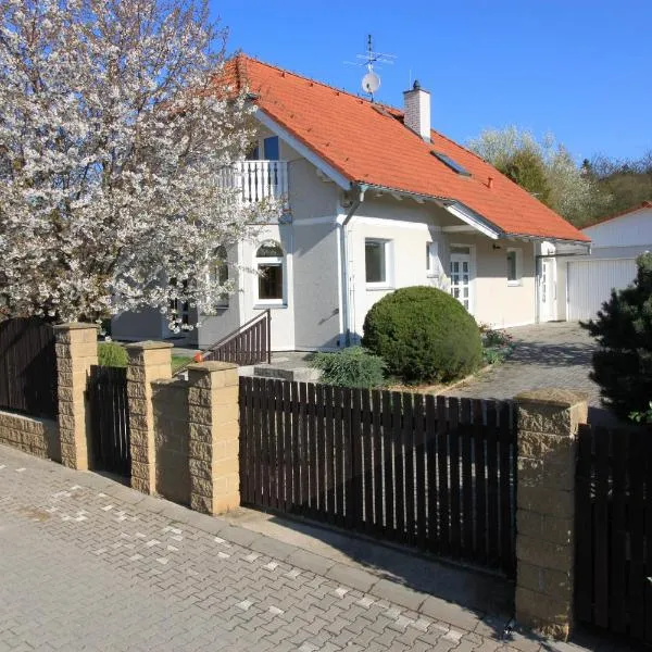 IdyllicPrague Cherry Tree Cottage，位于Zdiby的酒店