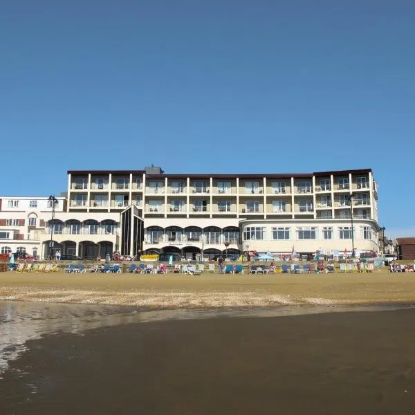 Sandringham Hotel - Seafront, Sandown --- Car Ferry Optional Extra 92 pounds Return from Southampton，位于海景城的酒店