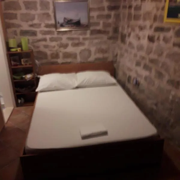 room Ami，位于Veliki Broćanac的酒店
