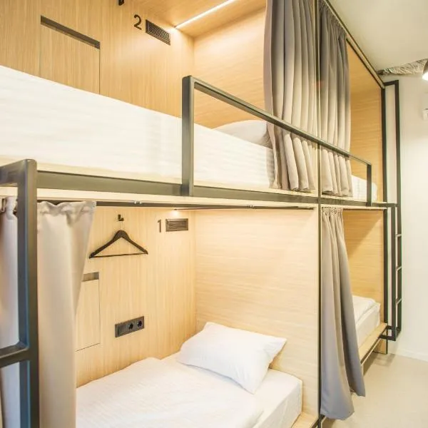 CAPSULE HOTEL & HOSTEL，位于Podvorki的酒店