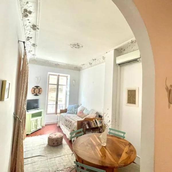 BNB RENTING Great studio in the heart of Cannes old city neighbourhood !，位于胡安莱潘的酒店