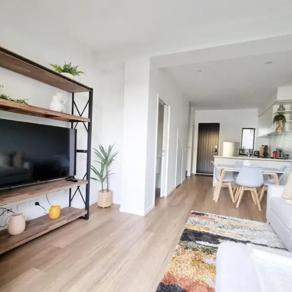Huntington Townhouse with Patio and Parking，位于奥克兰的酒店