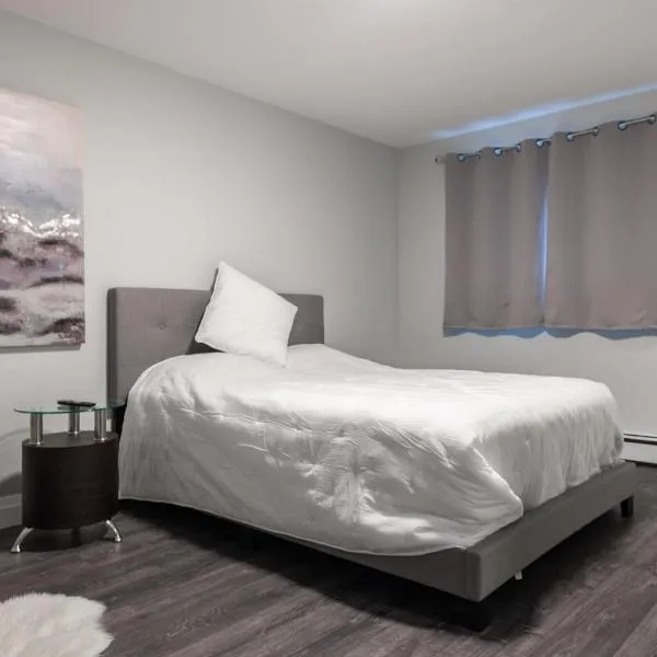 ENTIRE BACHELOR UNIT EN-SUITE UPTOWN WATERLOO - e5，位于滑铁卢的酒店