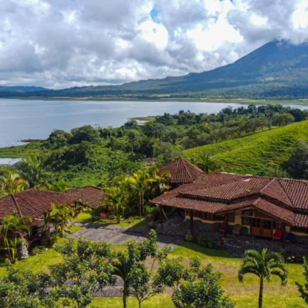 Pie in the Sky 3 Amazing Luxury Home with Lake and Volcano view，位于纽沃阿雷纳尔的酒店