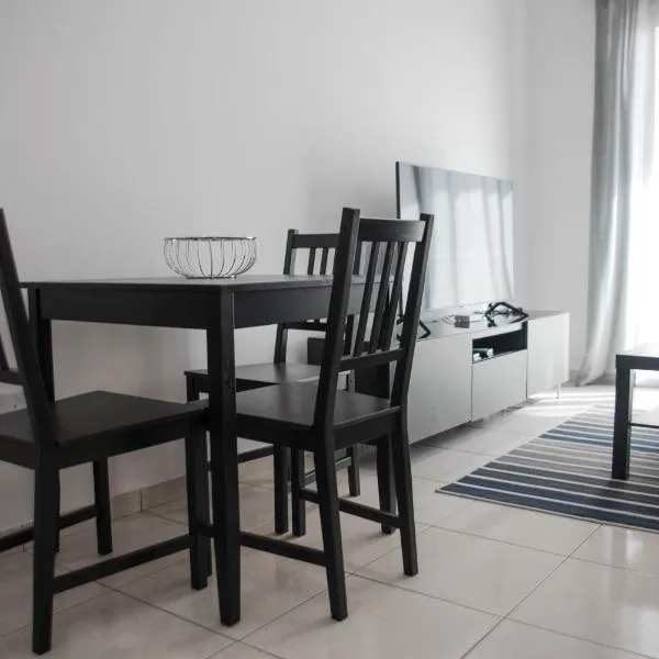 Renovated one bedroom apartment in Paphos with pool，位于Paphos的酒店